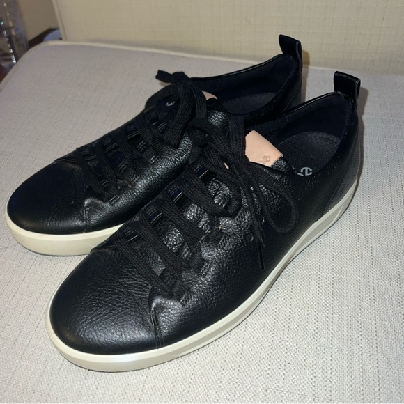 Ecco Womens Size 9W Golf Shoe Black Leather Lace Up Sneaker Spikeless Sneaker - Picture 2 of 11